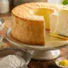 Fatia revelando miolo aerado e fofo que ilustra a Receita de Bolo de Anjo com claras, açúcar, farinha peneirada e raspas de