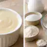 Manjar de coco cremoso em ramequim branco sobre madeira clara, iluminação suave pela janela esquerda e creme liso